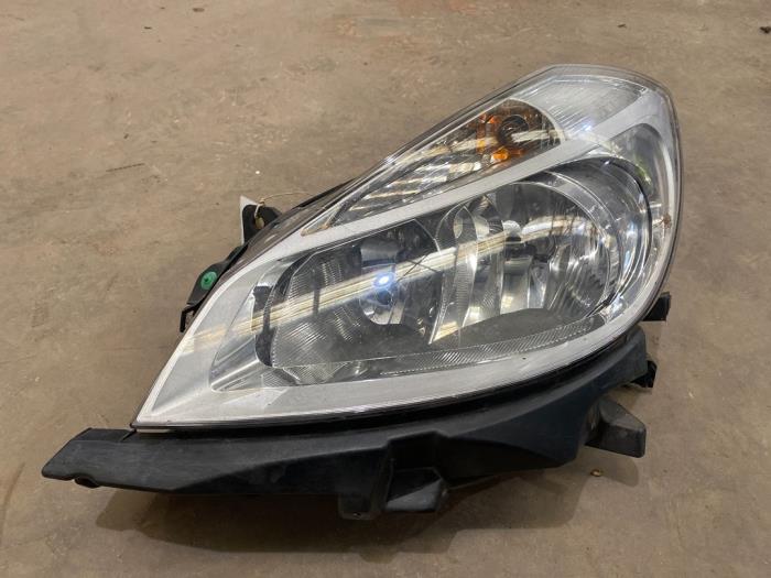 Renault Clio Headlights, left stock | ProxyParts.com