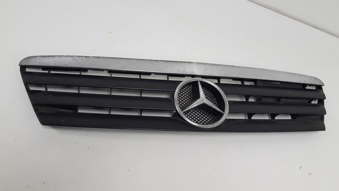Begagnade Grill Mercedes A (W168) 1.4 A-140 Pris € 25,00 Marginaltabell erbjuds av F. van den Mosselaar autodemontage