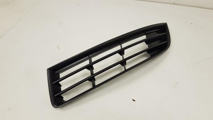 Begagnade Grill Volkswagen Passat (3C2) 1.8 TSI 16V Pris € 15,00 Marginaltabell erbjuds av F. van den Mosselaar autodemontage