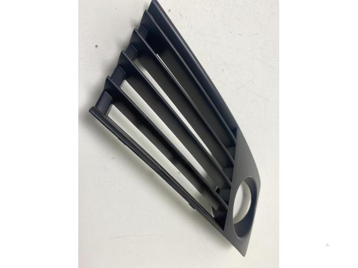 Grille from a Seat Ibiza III (6L1) 1.2 12V 2002