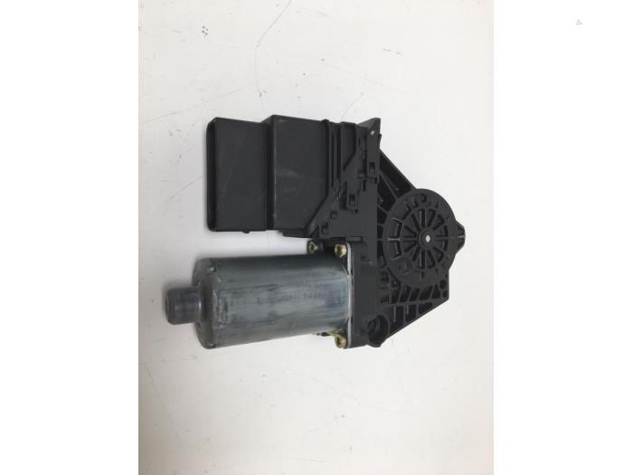 Usados Motor de ventanilla de puerta Volkswagen Passat (3B3) 1.9 TDI 100 Precio € 15,00 Norma de margen ofrecido por F. van den Mosselaar autodemontage