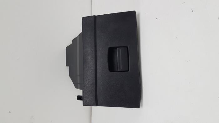 Gebrauchte Handschuhfach Ford Mondeo IV Wagon 2.2 TDCi 16V Preis € 20,00 Margenregelung angeboten von F. van den Mosselaar autodemontage