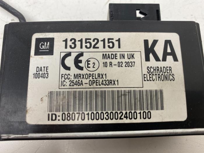 Däcktrycksmodul från en Opel Signum (F48) 2.2 DGI 16V 2004