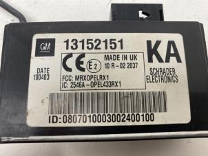 Däcktrycksmodul från en Opel Signum (F48) 2.2 DGI 16V 2004