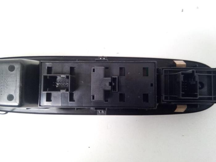 Używane Przelacznik combi okienny Fiat Grande Punto (199) 1.3 JTD Multijet 16V 85 Actual Cena € 15,00 Procedura marży oferowane przez F. van den Mosselaar autodemontage