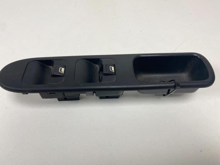 Usados Interruptor combinado de ventanillas Peugeot 307 (3A/C/D) 1.6 16V Precio € 10,00 Norma de margen ofrecido por F. van den Mosselaar autodemontage