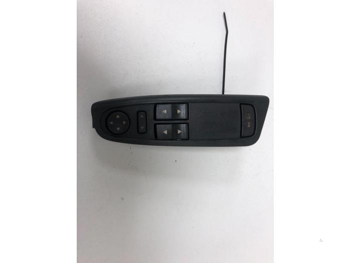 Używane Przelacznik combi okienny Fiat Stilo (192A/B) 2.4 20V Abarth 3-Drs. Cena € 10,00 Procedura marży oferowane przez F. van den Mosselaar autodemontage