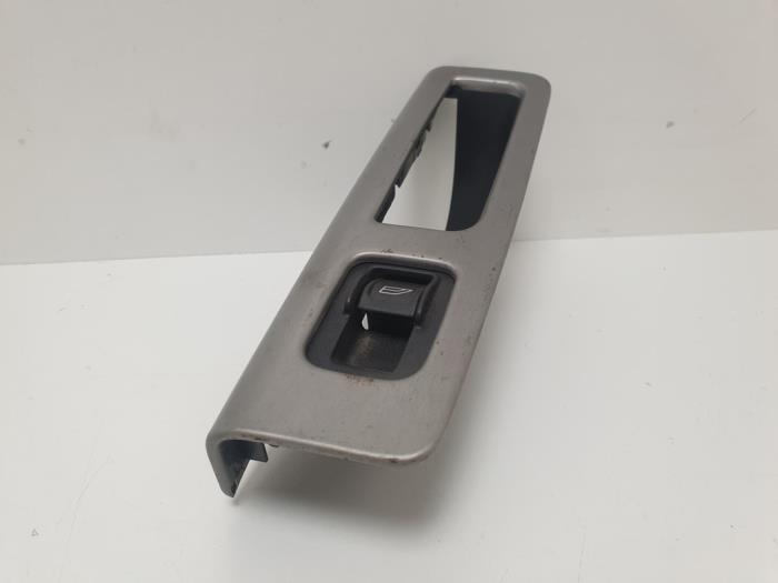 Usados Interruptor de ventanilla eléctrica Volvo V50 (MW) 2.4 20V Precio € 10,00 Norma de margen ofrecido por F. van den Mosselaar autodemontage