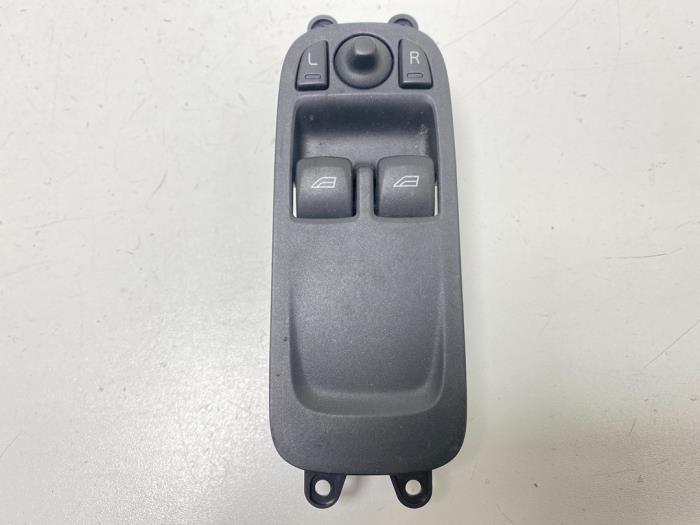 Usados Interruptor combinado de ventanillas Volvo C30 (EK/MK) 1.6 D2 16V Precio € 15,00 Norma de margen ofrecido por F. van den Mosselaar autodemontage