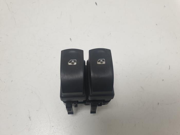 Multi-functional window switch from a Renault Twingo II (CN) 1.5 dCi 90 FAP 2011