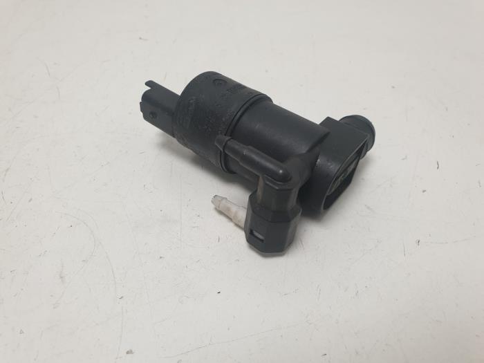 Windscreen washer pump from a Nissan Primastar 1.9 dCi 100 2005