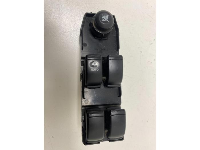 Usados Interruptor combinado de ventanillas Chevrolet Nubira (J200) 1.8 16V Precio € 15,00 Norma de margen ofrecido por F. van den Mosselaar autodemontage
