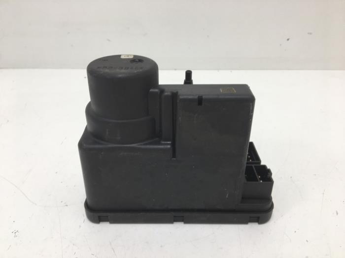 Electric central locking vacuum pump from a Mercedes-Benz C (W202) 1.8 C-180 16V 1997