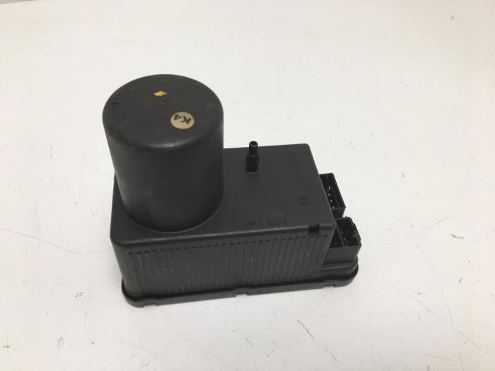 Electric central locking vacuum pump Mercedes C 1.8 C-180 16V - 0132006349
