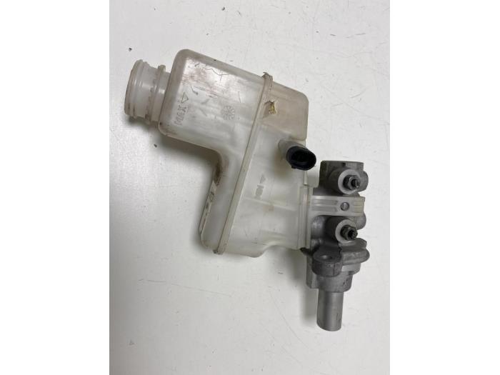 Gebrauchte Hauptbremszylinder Fiat Doblo Cargo (223) 1.3 D 16V Multijet DPF Preis € 15,00 Margenregelung angeboten von F. van den Mosselaar autodemontage