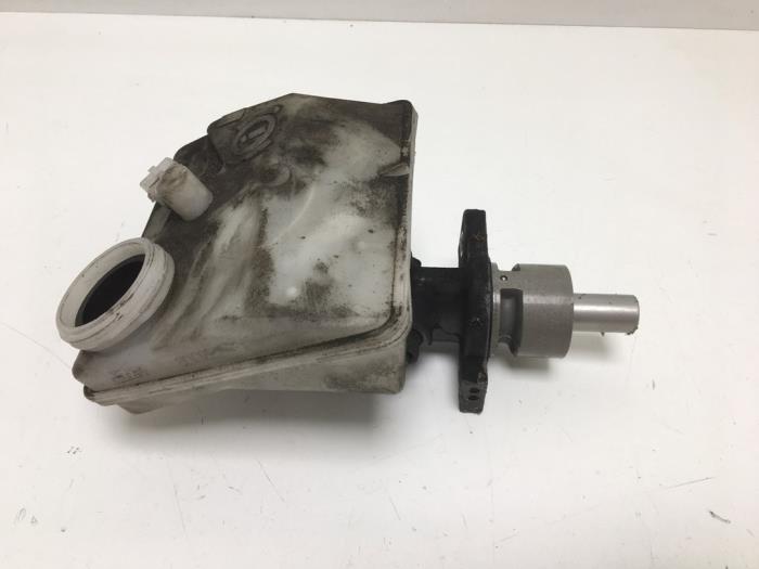 Begagnade Huvudcylinder Peugeot 206 (2A/C/H/J/S) 1.4 XR,XS,XT,Gentry Pris € 15,00 Marginaltabell erbjuds av F. van den Mosselaar autodemontage