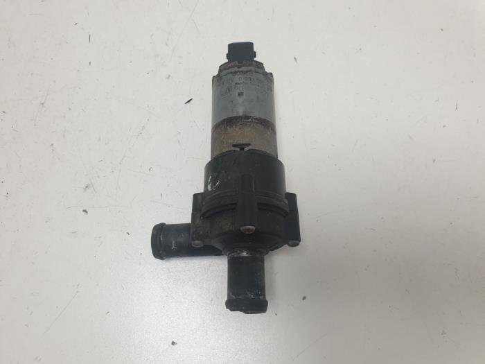 Begagnade Vattenpump Opel Omega B Caravan (21/22/23) 2.5i V6 24V Pris € 15,00 Marginaltabell erbjuds av F. van den Mosselaar autodemontage