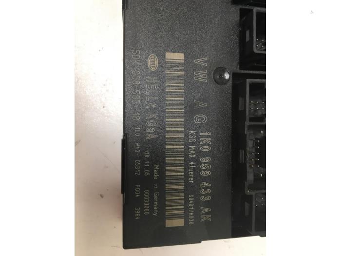 Central electronic module from a Volkswagen Golf Plus (5M1/1KP) 1.6 FSI 16V 2006