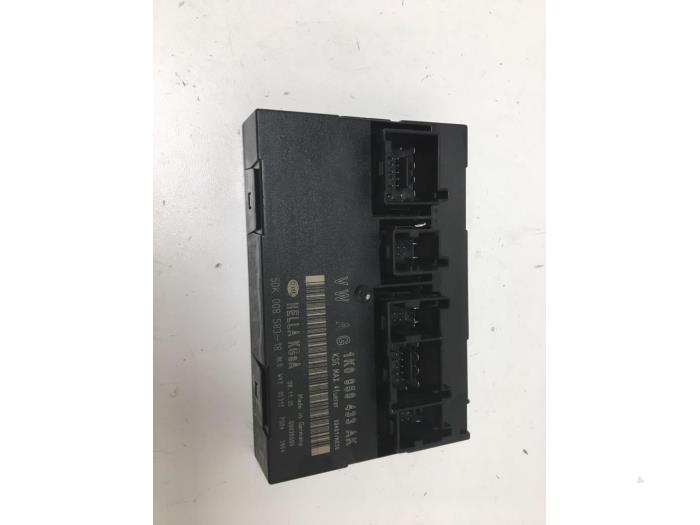 Usagé Module électronique central Volkswagen Golf Plus (5M1/1KP) 1.6 FSI 16V Prix € 10,00 Règlement à la marge proposé par F. van den Mosselaar autodemontage