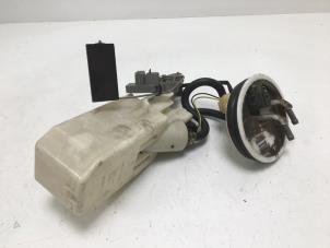 Usados Bomba eléctrica de combustible Nissan Micra (K11) 1.3 LX,SLX 16V Precio € 25,00 Norma de margen ofrecido por F. van den Mosselaar autodemontage