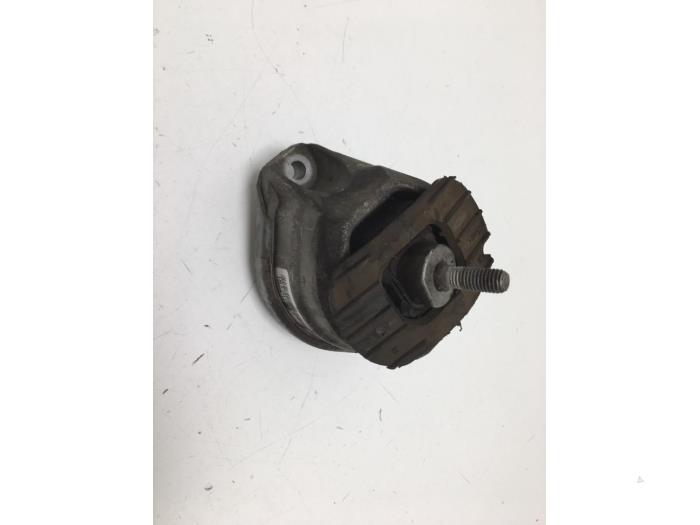 Usagé Support moteur BMW 5 serie (E60) 525i 24V Prix € 15,00 Règlement à la marge proposé par F. van den Mosselaar autodemontage