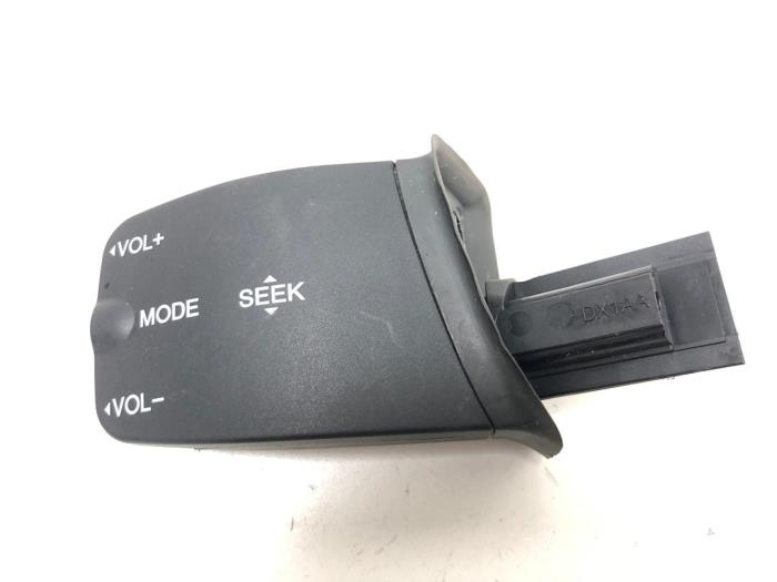 Steering wheel mounted radio control from a Ford Focus 2 1.6 16V 2006