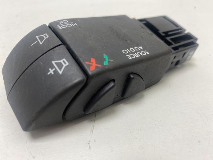 Steering wheel mounted radio control from a Renault Clio IV (5R) 1.2 16V GPL 2014