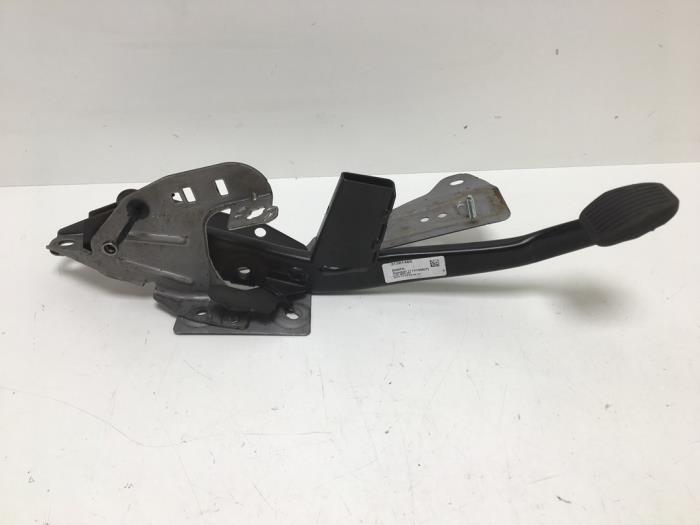Brake pedal from a Volvo V40 (MV) 2.0 D3 16V 2015
