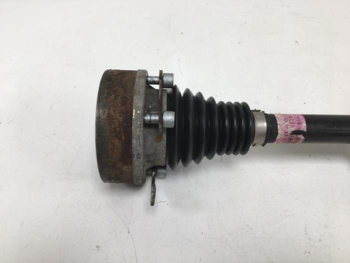 Front drive shaft, left from a Volkswagen New Beetle (9C1/9G1) 2.0 2000