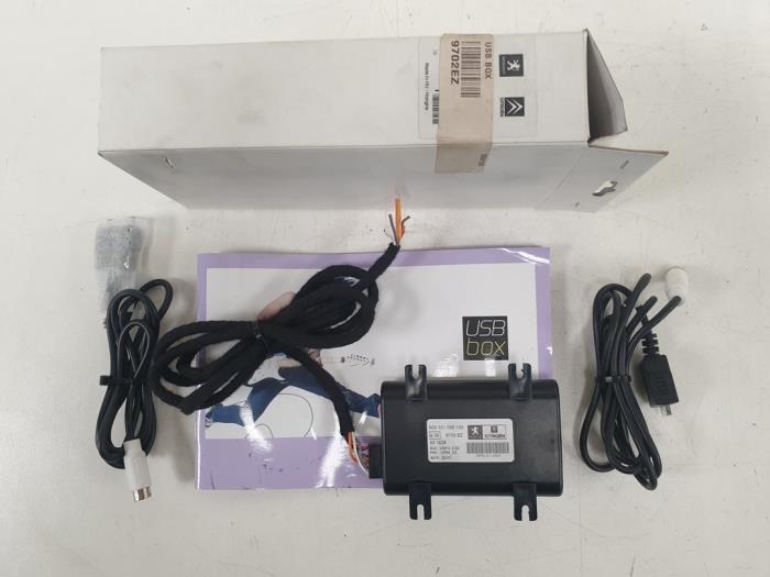 Używane Modul USB Citroen Berlingo Cinqspace, Multispace Cena € 35,00 Procedura marży oferowane przez F. van den Mosselaar autodemontage
