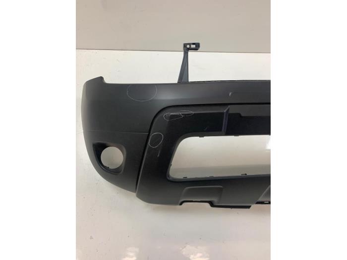 Front bumper from a Dacia Duster (HS) 1.5 dCi 2013