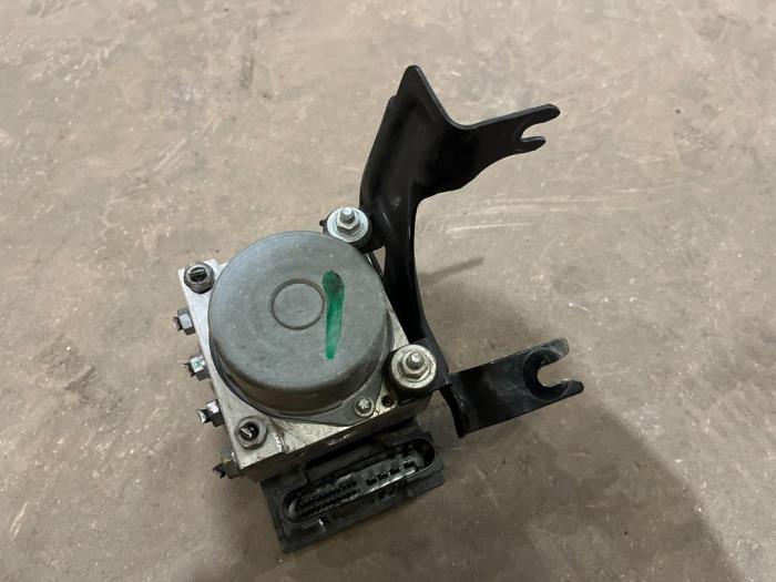 Używane Pompa ABS Nissan Note (E11) 1.6 16V Cena € 15,00 Procedura marży oferowane przez F. van den Mosselaar autodemontage