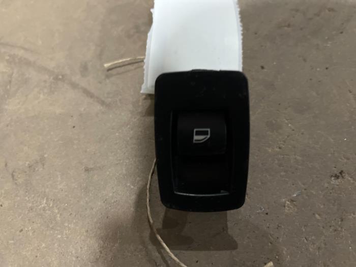 Usados Interruptor de ventanilla eléctrica BMW 3 serie (E90) 320d 16V Precio € 10,00 Norma de margen ofrecido por F. van den Mosselaar autodemontage