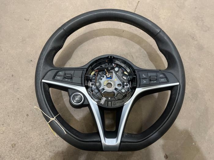 Używane Kierownica Alfa Romeo Giulia (952) 2.2d 136 16V Cena € 125,00 Procedura marży oferowane przez F. van den Mosselaar autodemontage