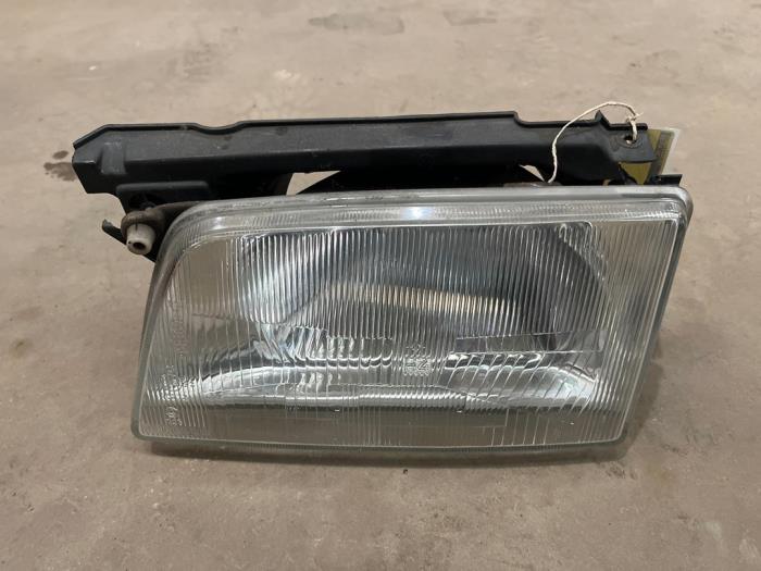 Używane Reflektor lewy Opel Kadett E (33/34/43/44) 1.4 i L,LS,GL Cena € 20,00 Procedura marży oferowane przez F. van den Mosselaar autodemontage