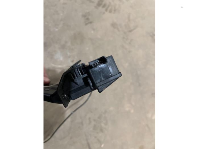 Tailgate lock mechanism from a BMW 1 serie (E87/87N) 120d 16V 2006