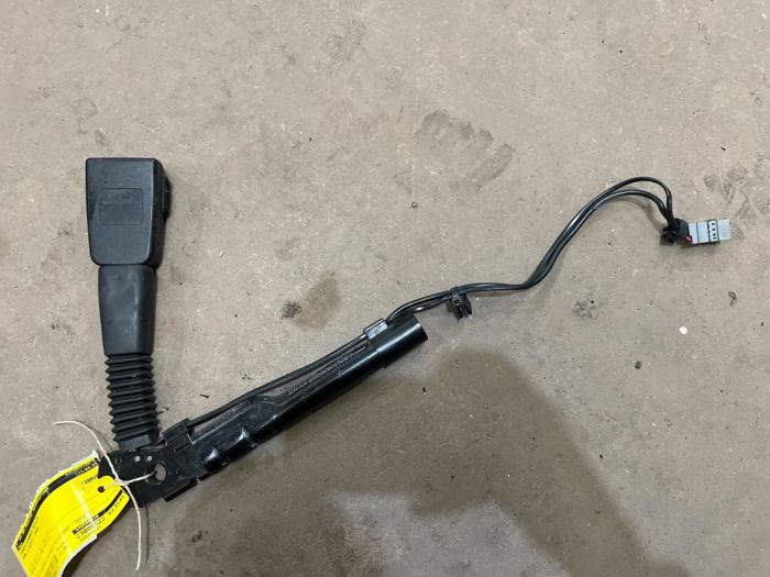 Begagnade Bältessträckare, höger BMW 1 serie (E87/87N) 120d 16V Pris € 15,00 Marginaltabell erbjuds av F. van den Mosselaar autodemontage