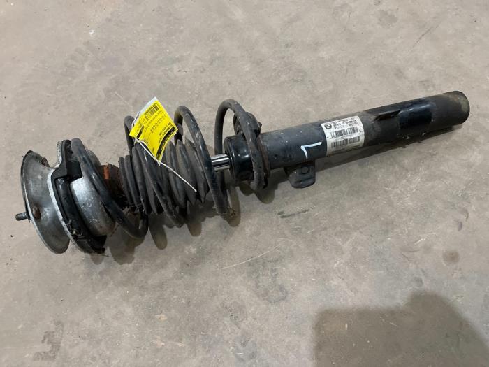 Front shock absorber rod, left from a BMW 1 serie (E87/87N) 120d 16V 2006