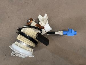Usados Bomba eléctrica de combustible Mini Mini (R56) 1.6 16V Cooper S Precio € 35,00 Norma de margen ofrecido por F. van den Mosselaar autodemontage