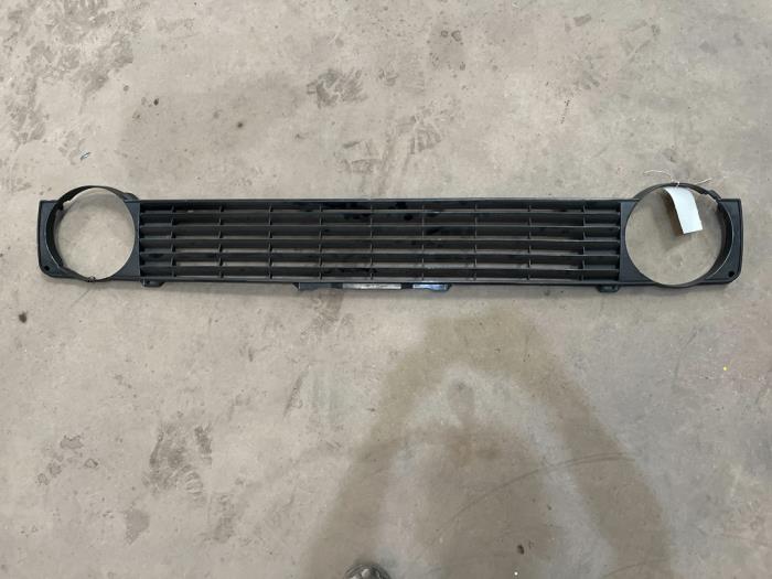 Używane Grill Volkswagen Golf I Cabrio (155) 1.6 +Kat. Cena € 25,00 Procedura marży oferowane przez F. van den Mosselaar autodemontage