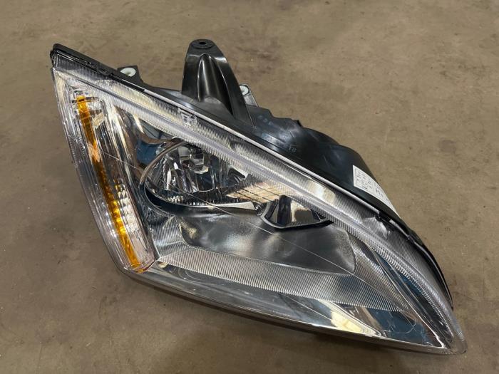 Używane Reflektor prawy Ford Focus 2 1.4 16V Cena € 25,00 Procedura marży oferowane przez F. van den Mosselaar autodemontage