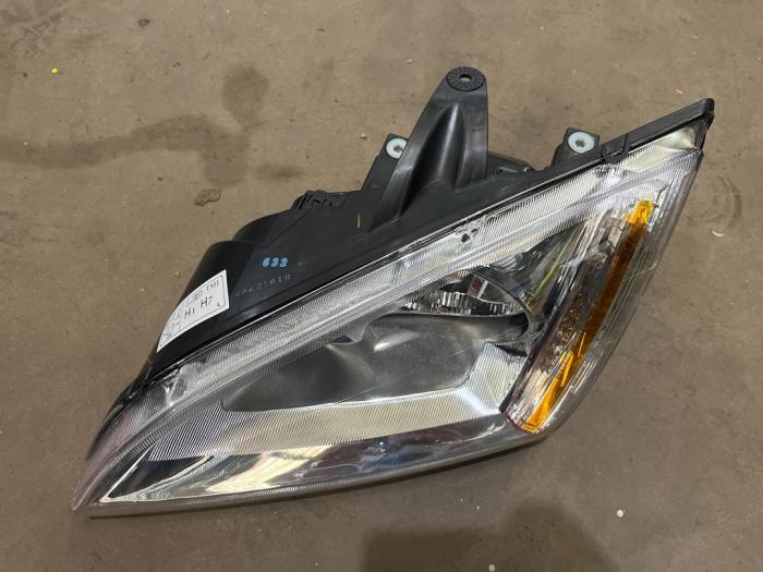 Używane Reflektor lewy Ford Focus 2 1.4 16V Cena € 25,00 Procedura marży oferowane przez F. van den Mosselaar autodemontage