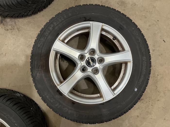 Set of wheels + winter tyres from a Volkswagen Golf VI (5K1) 1.4 TSI 122 16V 2011