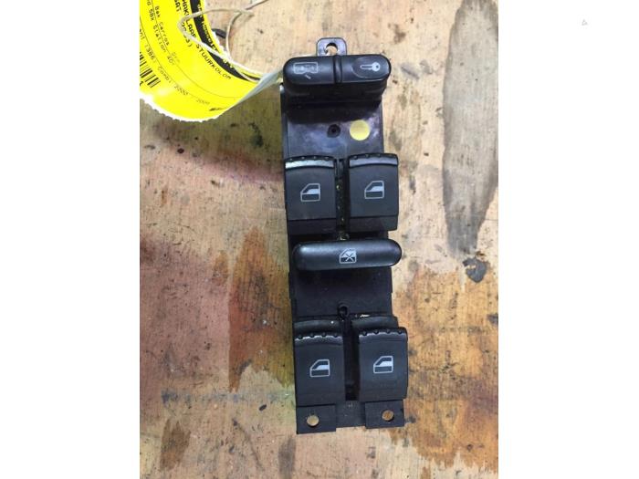 Usados Interruptor combinado de ventanillas Volkswagen Passat Variant (3B6) 1.9 TDI 130 4Motion Precio € 15,00 Norma de margen ofrecido por F. van den Mosselaar autodemontage