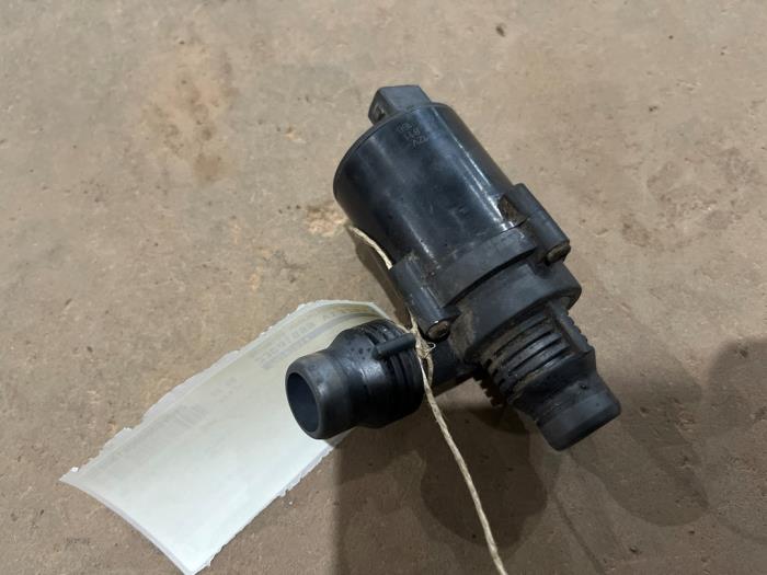 Begagnade Extra vattenpump BMW X5 (E53) 3.0d 24V Pris € 20,00 Marginaltabell erbjuds av F. van den Mosselaar autodemontage