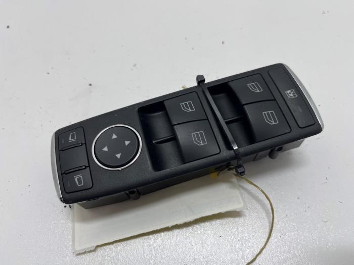 Używane Przelacznik combi okienny Mercedes C (W204) 3.0 C-320 CDI V6 24V Cena € 20,00 Procedura marży oferowane przez F. van den Mosselaar autodemontage