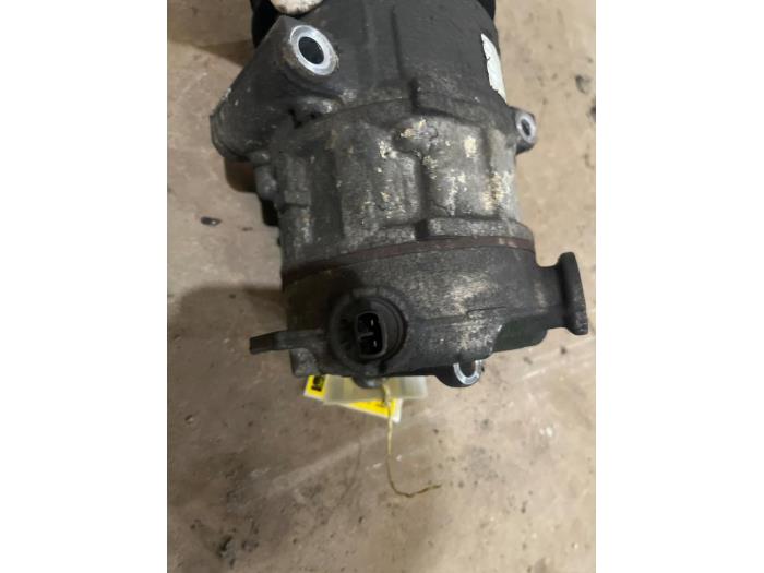 Air conditioning pump from a Opel Corsa D 1.4 16V Twinport 2009