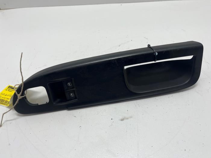 Usados Interruptor combinado de ventanillas Volkswagen Passat Variant (3C5) 2.0 TDI 16V 140 4Motion Precio € 10,00 Norma de margen ofrecido por F. van den Mosselaar autodemontage