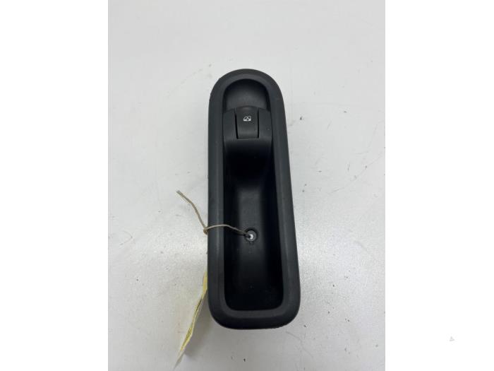 Usados Interruptor de ventanilla eléctrica Renault Twingo II (CN) 1.2 16V Precio € 10,00 Norma de margen ofrecido por F. van den Mosselaar autodemontage