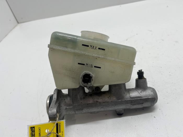 Master cylinder from a Lexus IS (E2) 200 2.0 24V 1999